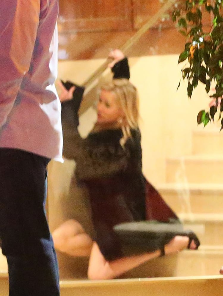 A la salida del hotel, Reese Witherspoon tropezó y terminó en el piso
