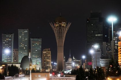 El monumento Baiterek después de que se apaguen las luces en Nur-Sultan, Kazajistán