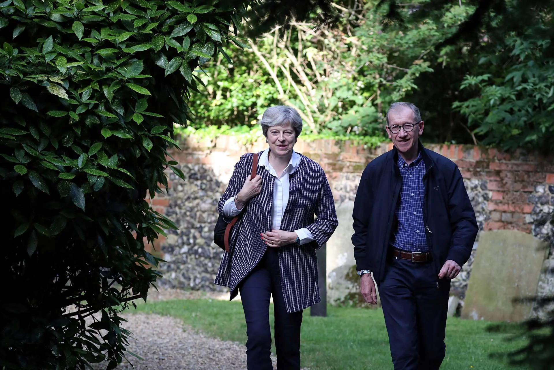 Theresa May y su esposo Philli llegan a una iglesia en Sonning (Reuters)