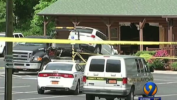 Una grúa retira el vehículo con el que mató a dos personas e hirió a otros familiares (AP)