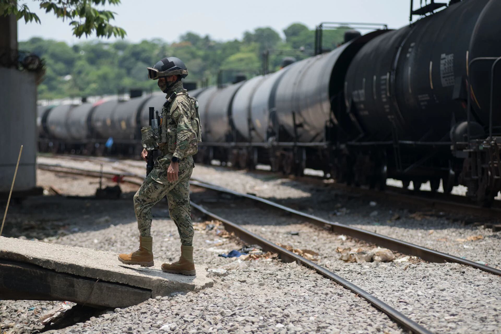 Agentes de la Marina tomaron el control de 120 km. de vías de Ferrosur en Veracruz la mañana del 19 de mayo. (ÁNGEL HERNÁNDEZ/CUARTOSCURO)