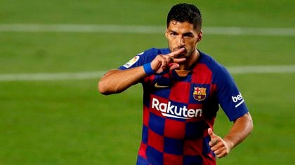 El delantero uruguayo del FC Barcelona Luis Suárez celebra su gol ante el Espanyol durante el partido de Liga en Primera División que disputaron en el Camp No (EFE/ Alberto Estévez) [GRAF4849. BARCELONA, 08/07/2020]