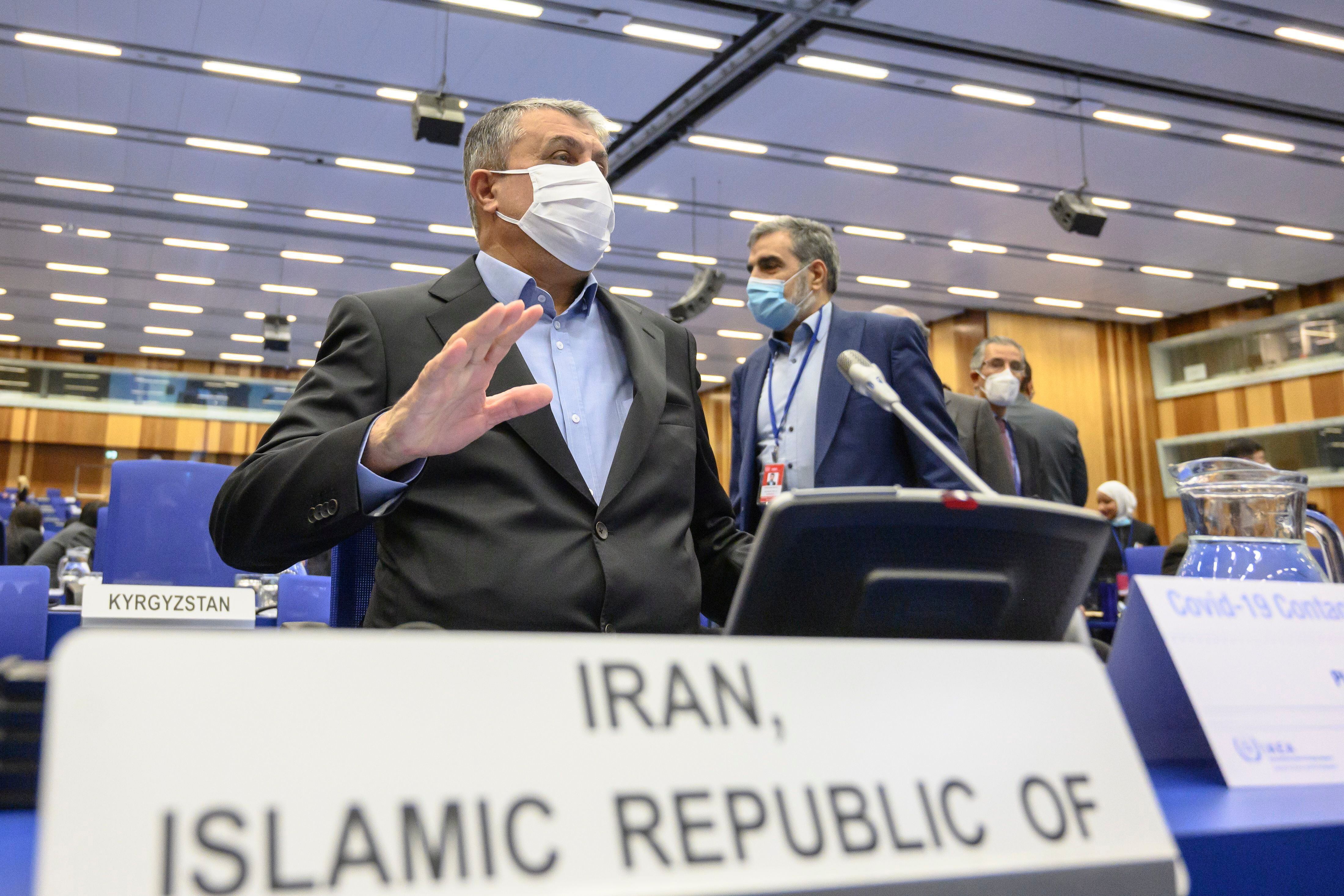El jefe de la Organización de Energía Atómica de Irán, Mohamad Eslami, en una reunión del OIEA en Viena