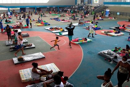 About 100 families affected by the floods caused by Hurricane Iota are taking refuge today in a shelter installed in the Coliseo de Combate de Cartagena, in Cartagena (Colombia).  EFE / RICARDO MALDONADO ROZO