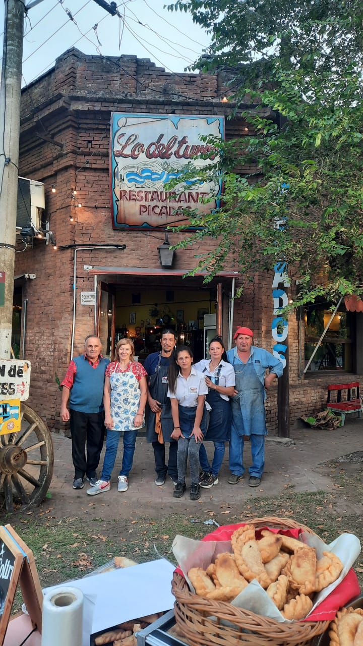 En equipo en las puertas de Lo del Turco, el restaurante que además se convirtió en una fuente laboral que potencia Ramón Biaus