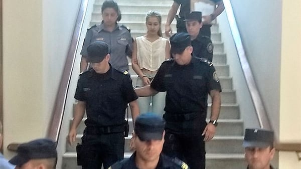 Nahir Galarza en los tribunales de Gualeguay, escoltada por la policía (El Once)