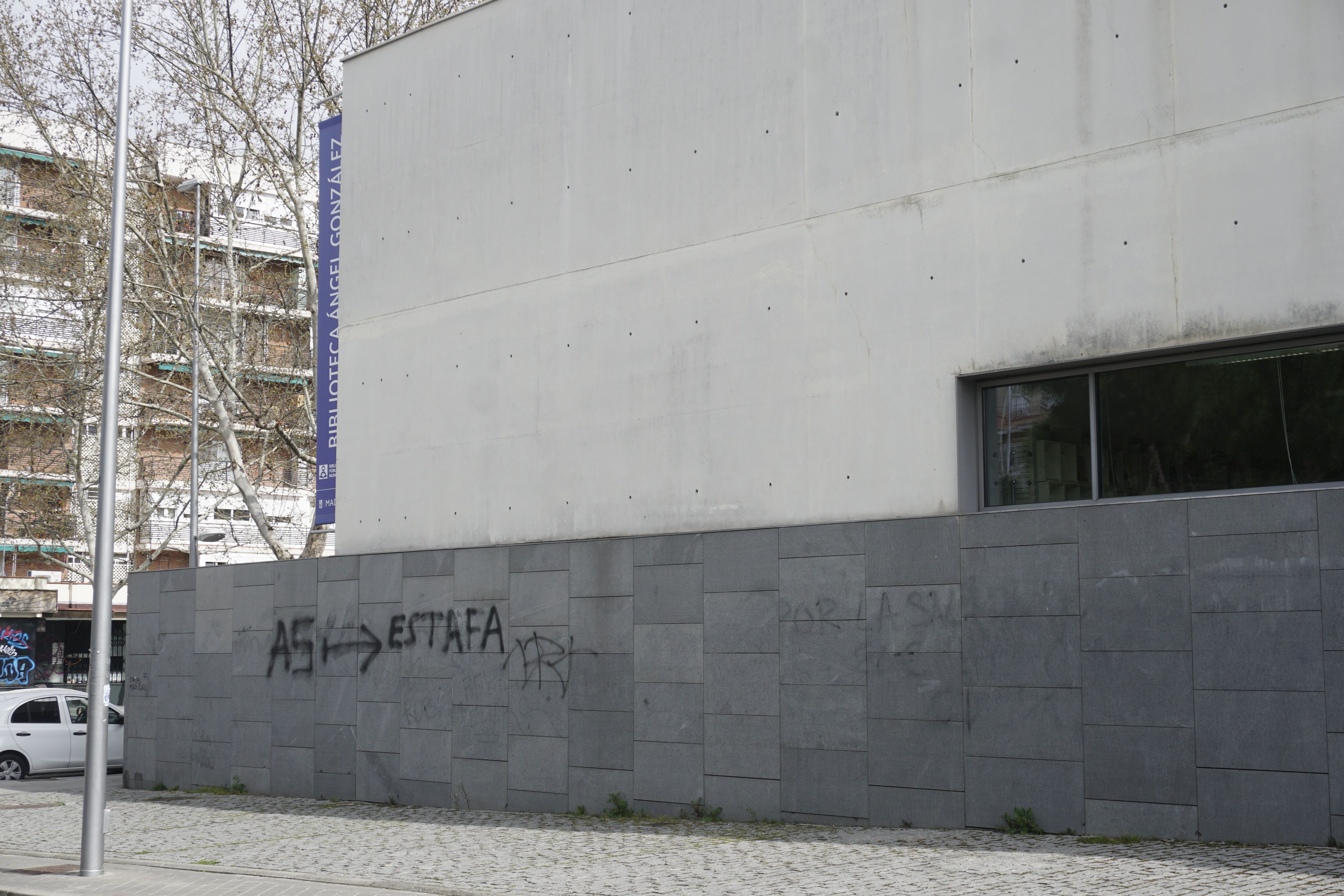 Un grafiti en la Biblioteca Pública Ángel González. A su altura, se abrirá el túnel del soterramiento de la A-5 (Infobae España)