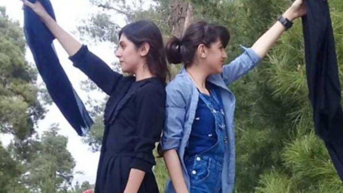 Las mujeres han dejado de usar el velo en público como método de protesta contra el régimen iraní.