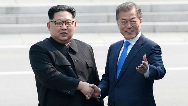 El histórico encuentro entre Kim Jong-un y Moon Jae-in, el pasado 26 de abril (Reuters)