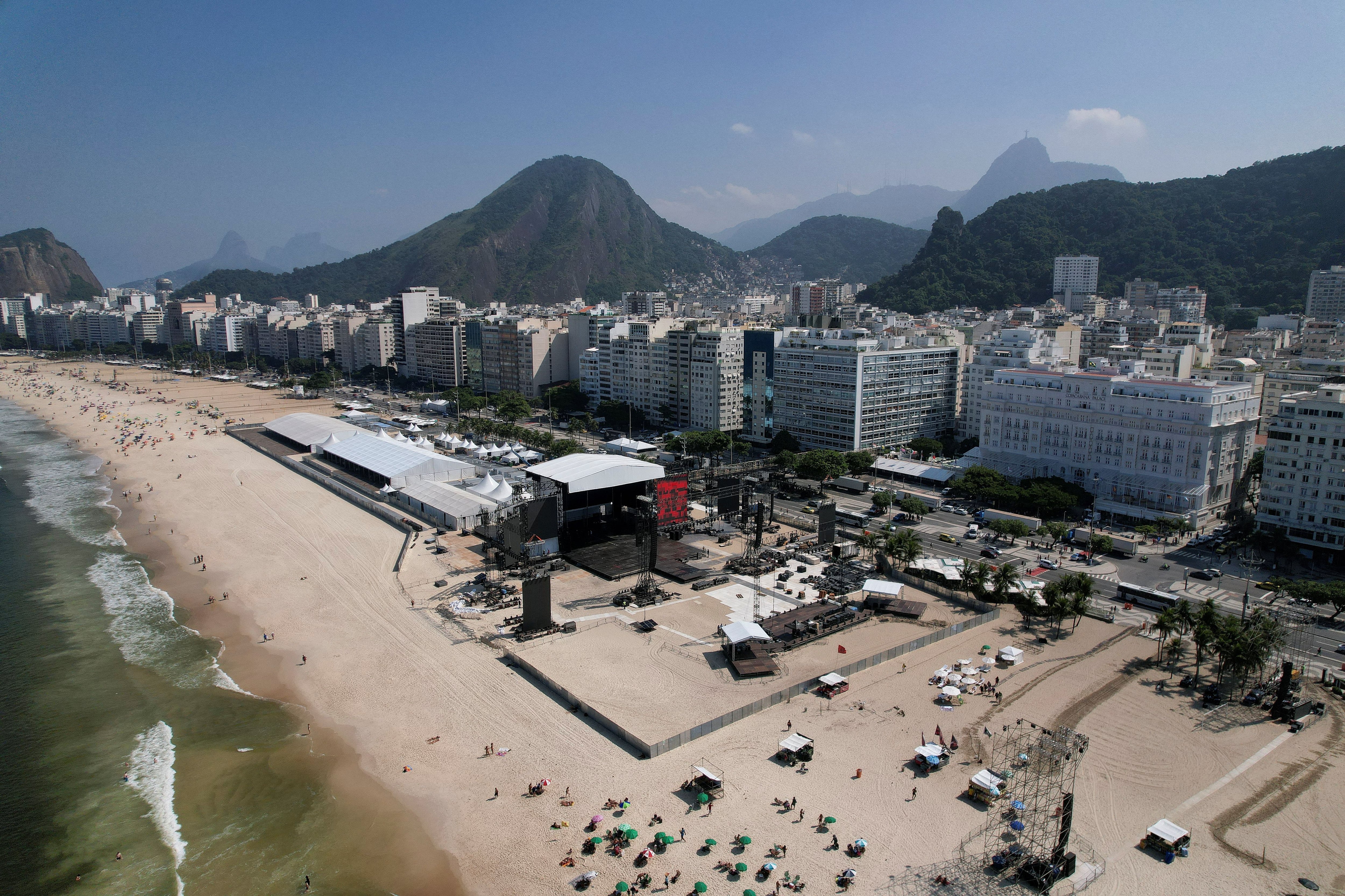 El armado del escenario para el show de Madonna, al costado de la icónica playa de Copacabana, en el centro de Río de Janeiro (REUTERS/Sergio Queiroz)