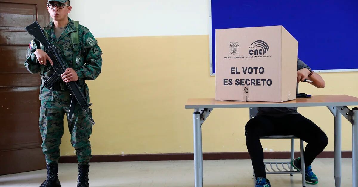Guillermo Lasso se juega su agenda política en el referéndum de Ecuador