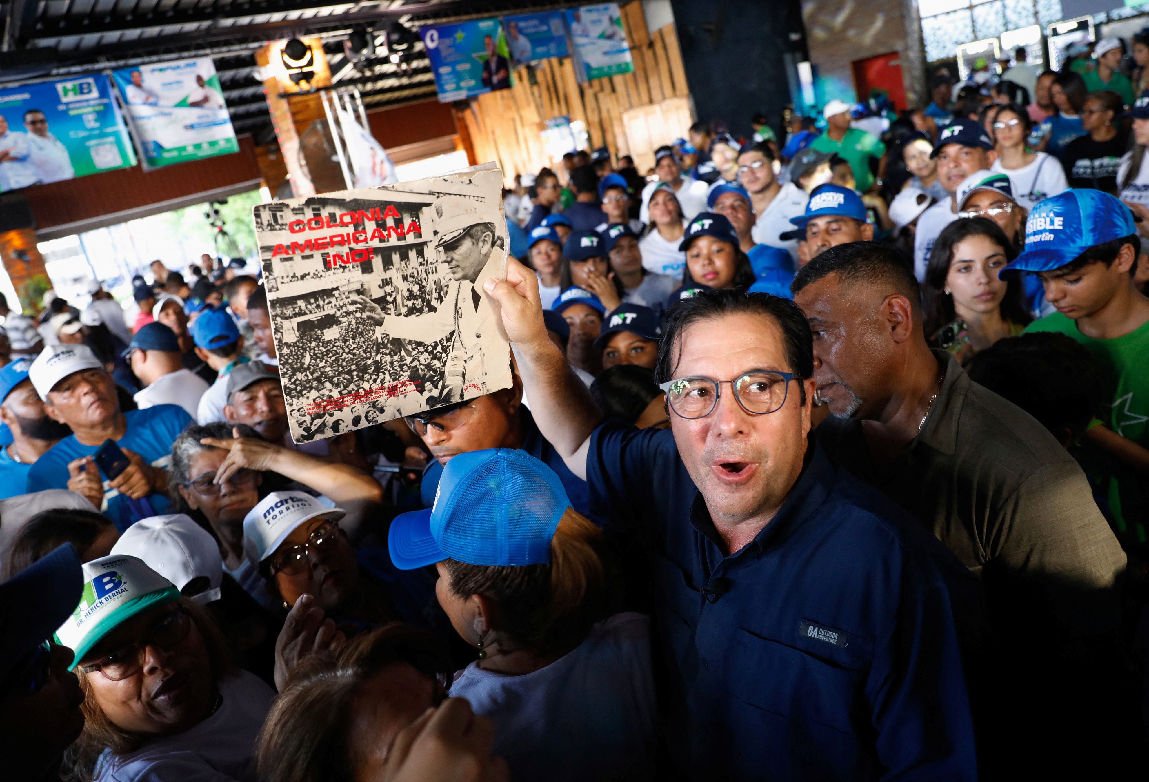 El ex mandatario Martín Torrijos muestra a sus seguidores una imagen de su padre, Omar Torrijos Herrera, durante un acto de campaña en Ciudad de Panamá el 14 de abril de 2024 (REUTERS/Aris Martínez)