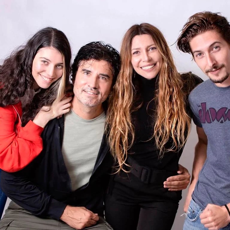 Mónica Ayos y Diego Olivera, con Federico y Victoria