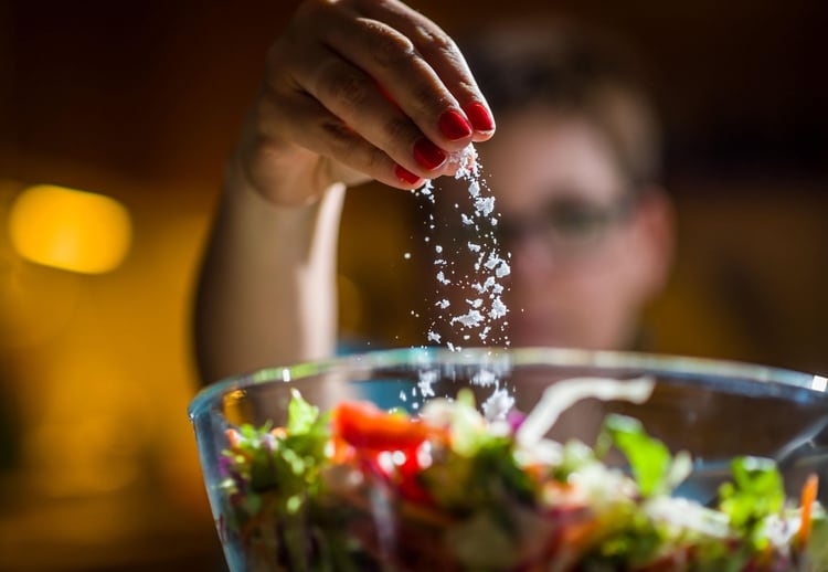 El 43% de la población no controla la sal que ingiere en sus comidas, porcentaje que es más alto entre los hombres (Shutterstock)