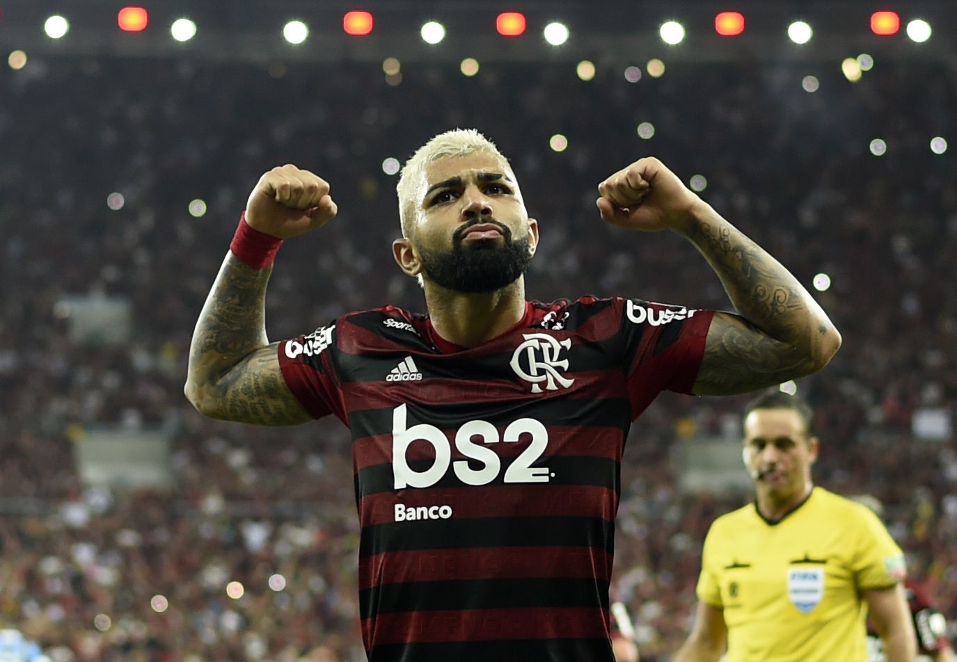 Gabriel Barbosa ("Gabigol") celebra uno de los goles del Flamengo frente a Gremio, por la semifinal de vuelta de la Copa Libertadores disputada en el estadio Maracaná (Photo by MAURO PIMENTEL / AFP)