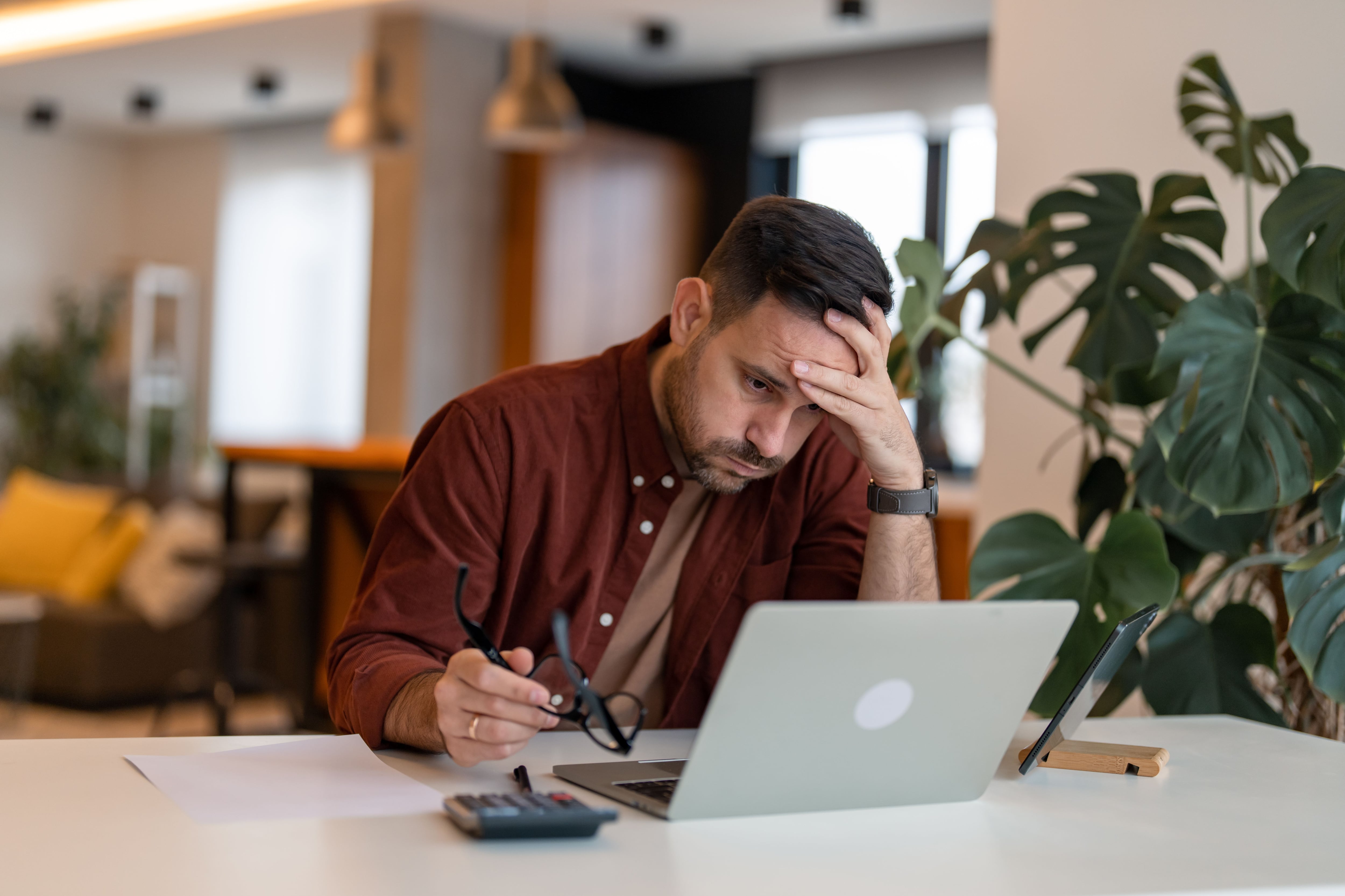 Un hombre frustrado con su trabajo (Shutterstock)