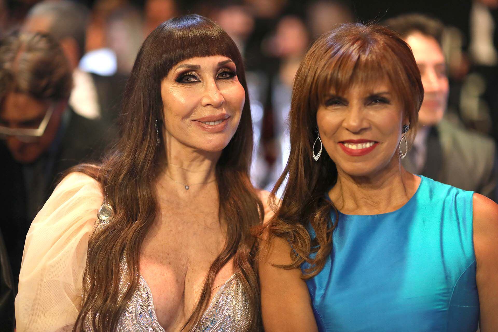 Sin dudas, la "lengua karateca" de Moria casán esta noche fue una gran protagonista. Junto a Aanmá Ferreira, la "One" habló de todas y todos.  Para llegar a la cita, divina en su vestido de Maureen Dinar, Moría se cambió en el camarín de América, Pero como toda diva, no llevó un solo cambio: también llevó para cambiarse en mitad de la ceremonia un diseño de Marcelo Péndola