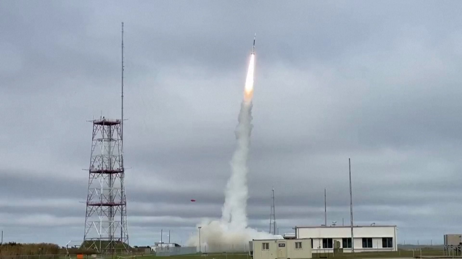 Los misiles hipersónicos son capaces de volar a baja altitud a velocidades hasta cinco veces más rápidas que la del sonido (Mach 5) y con trayectorias irregulares, lo que los hace especialmente difíciles de detectar e interceptar con las tecnologías actuales. (REUTERS)