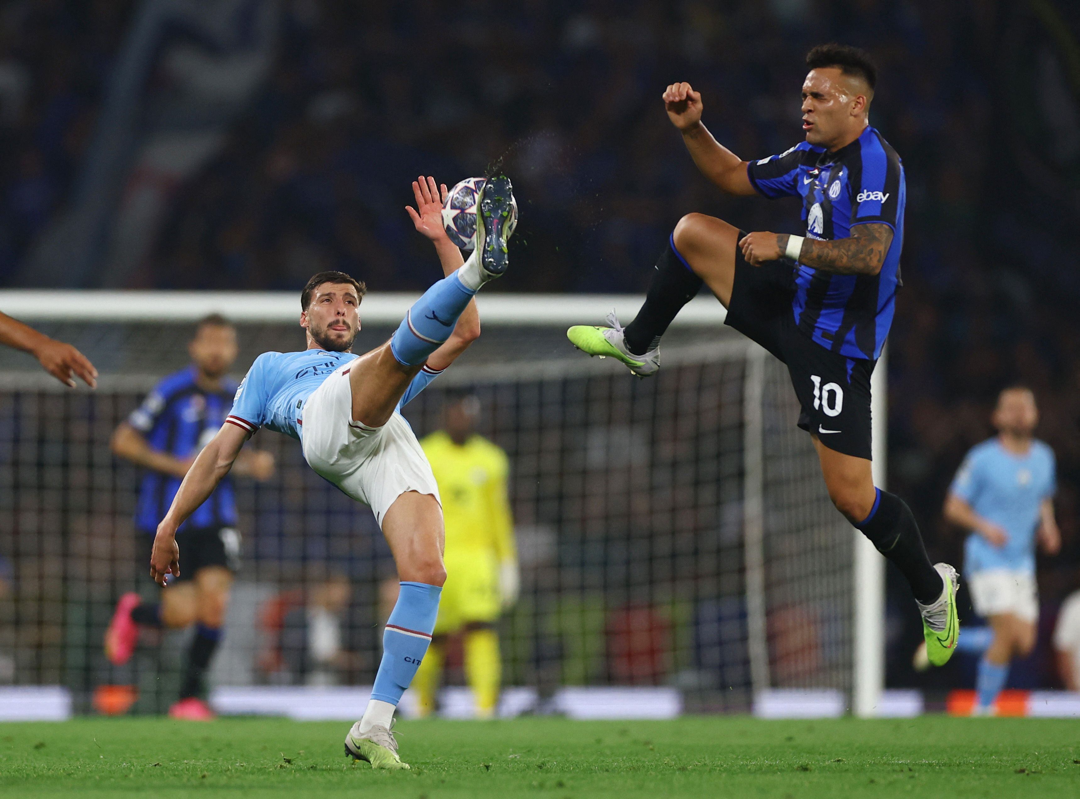 Lautaro Martínez disputa el balón con el portugués Ruben Dias en la final de la Champions League entre Inter y Manchester City (REUTERS/Matthew Childs)