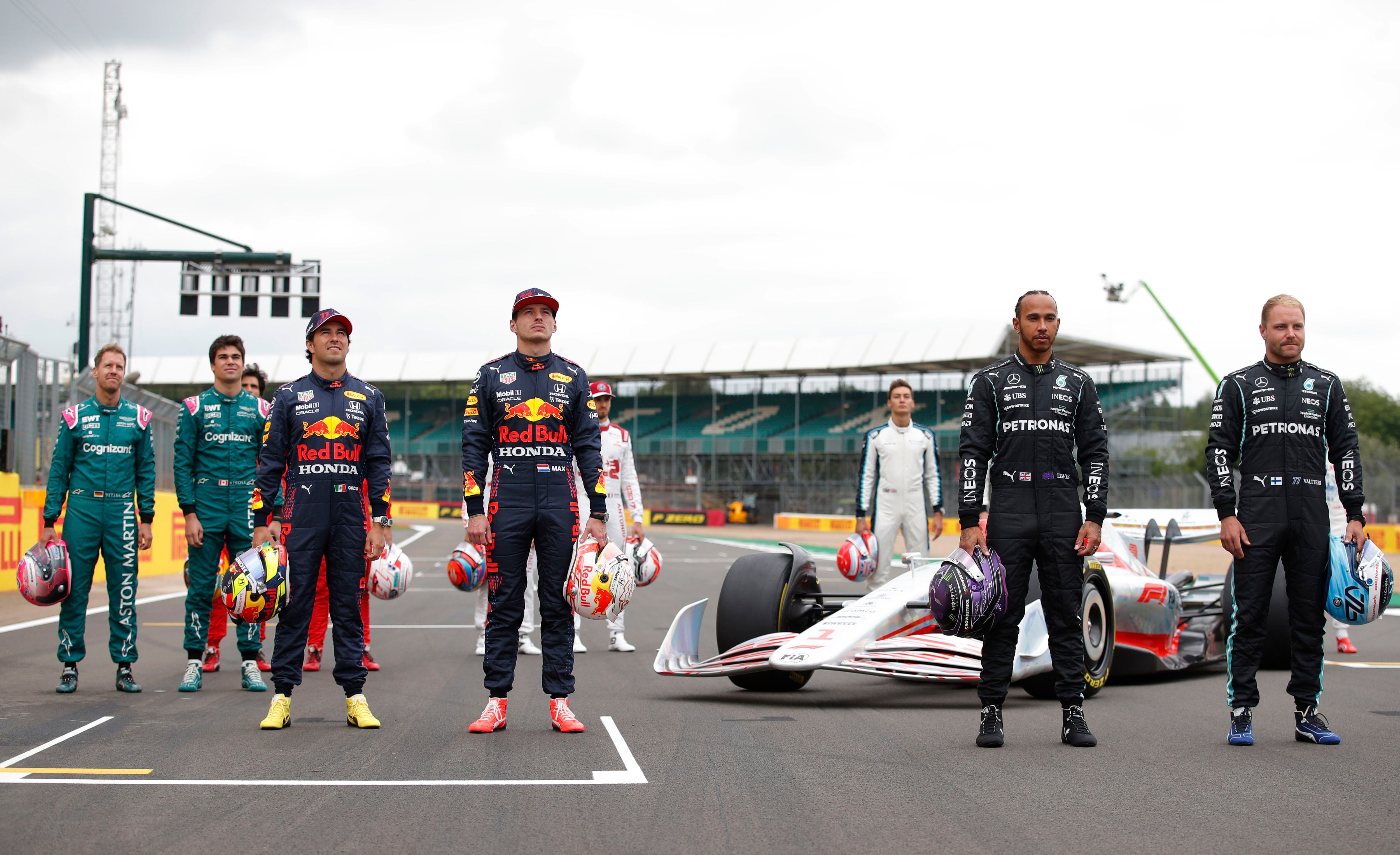 Formula One F1 - British Grand Prix - Silverstone Circuit, Silverstone, Britain - July 15, 2021 Mercedes' Lewis Hamilton and Valtteri Bottas, Red Bull's Max Verstappen and Sergio Perez and Aston Martin's Lance Stroll and Sebastian Vettel pose during a promotional photoshoot for the unveiling of the new 2022 F1 car REUTERS/Andrew Couldridge