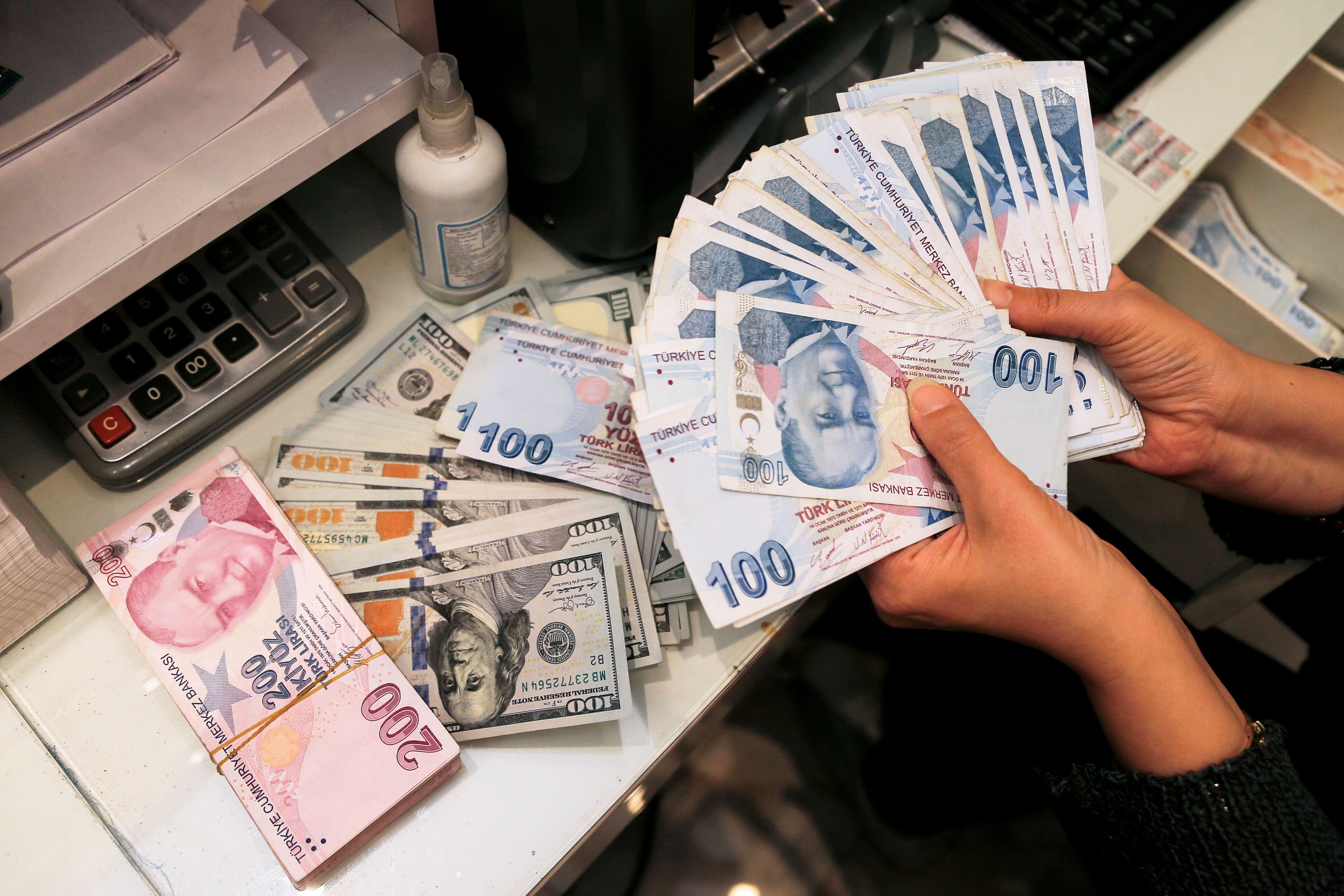 A wad of Turkish lira in an Ankara exchange house (Photo: REUTERS)