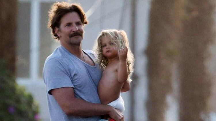 Bradley Cooper con su hija en Los Ángeles (The Grosby Group)