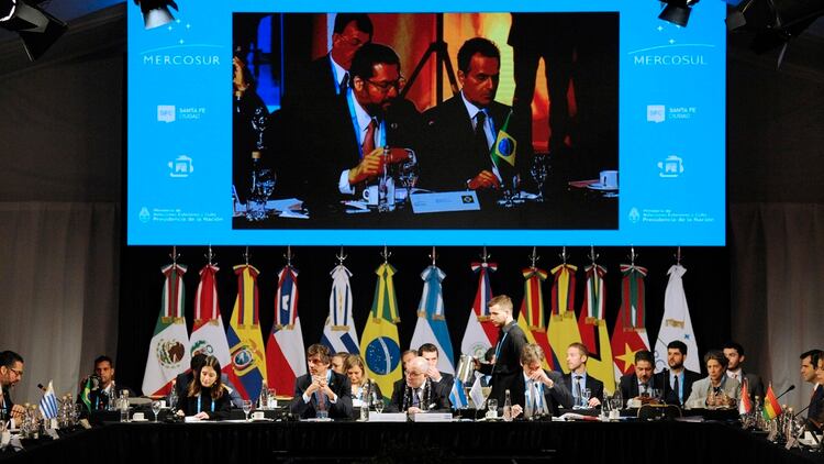 Los cancilleres del Mercosur ayer iniciaron el debate de la cumbre donde hubo duros cuestionamientos a Venezuela (STRINGER / AFP)