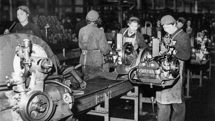 Las mujeres en la línea de producción de motores durante la guerra. (Volkswagen)