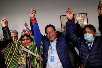 Luis Arce celebra la victoria en las elecciones junto a su vicepresidente David Choquehuanca (derecha) (REUTERS/Ueslei Marcelino)
