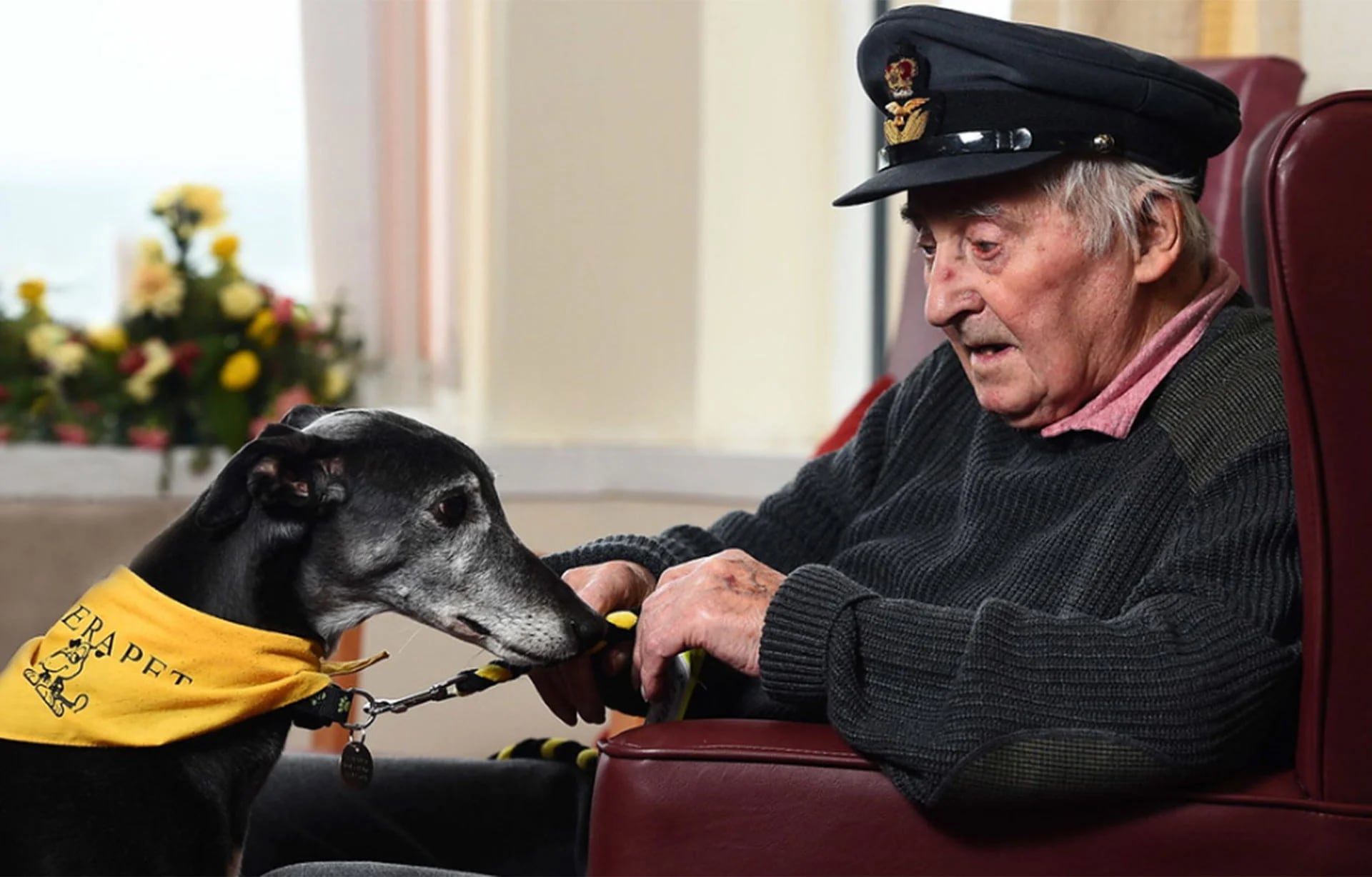Categoría Perros de asistencia. El ex piloto de la Fuerza Aérea Británica Duncan Currie, de 95 años, recibe la visita semanal de Megan, en Escocia, en un centro para ancianos (© Alasdair MacLeod)