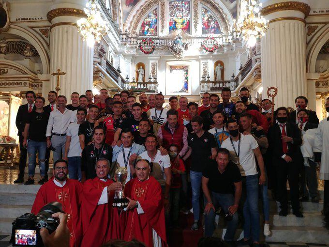 This was the photo with the parish priests and the rojinegro club (Photo: Twitter / @@ _ JoseAcostaC_)