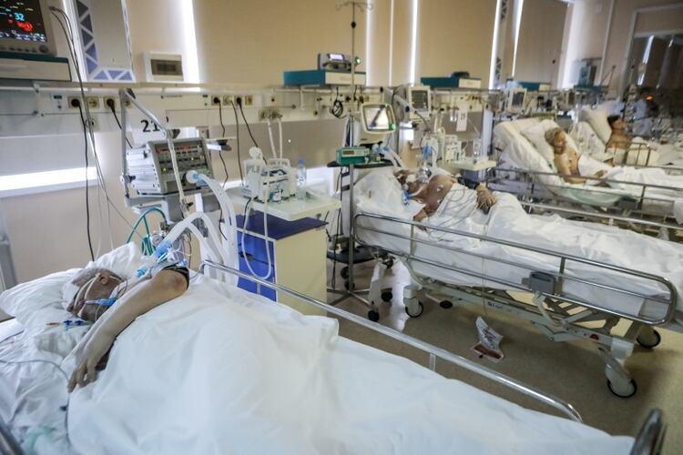 Pacientes internados en terapia intensiva en el Hospital RZD de Moscú por padecir COVID-19. Sofya Sandurskaya/Moscow News Agency/Handout via REUTERS 