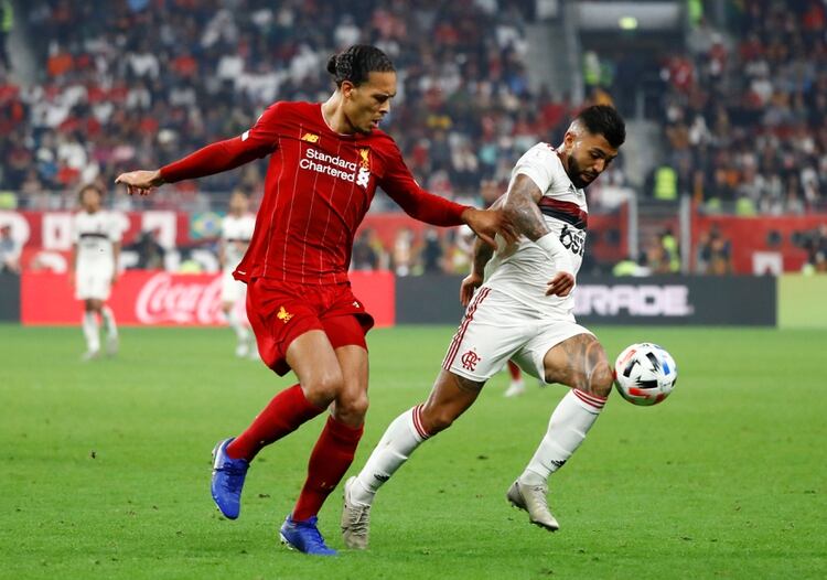 Virgil van Dijk, zaguero del Liverpool, marca de cerca a Gabriel Barbosa, la carta de gol del Flamengo (REUTERS)