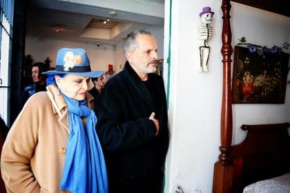 Miguel Bosé en la Casa Azul de Frida Kahlo, junto a su madre, Lucía Bosé (Foto: Instagram @miguelsbose)