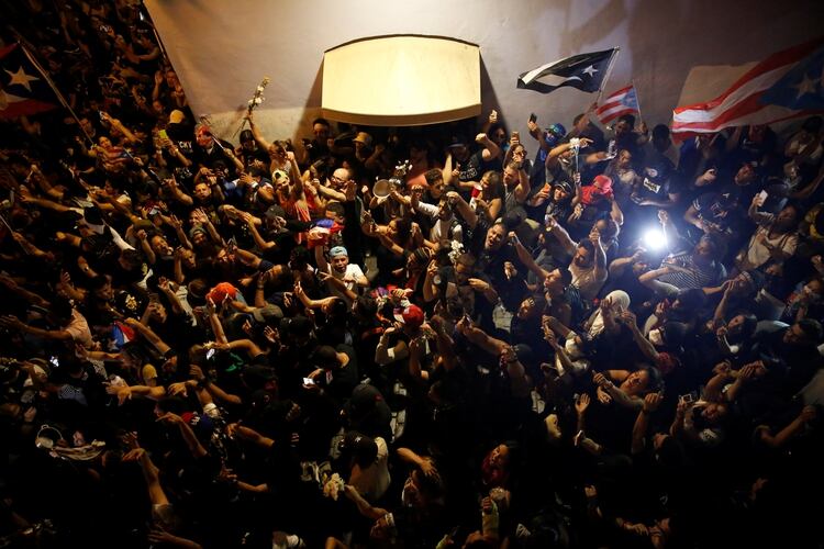 La celebración de los manifestantes tras la renuncia (Reuters/ Marco Bello)
