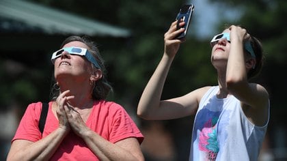 Mirar directamente al sol puede provocar retinopatía solar (Shutterstock)