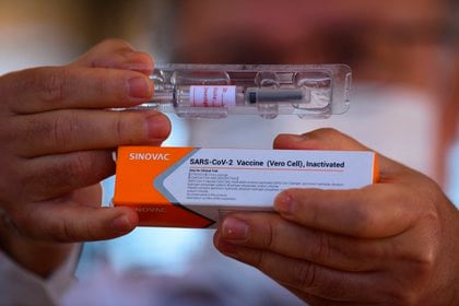 Una dosis de la vacuna de Sinovac contra el coronavirus en el Hospital Universitario de Brasilia. EFE/ Andre Borges/ Archivo

