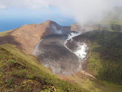 El volcán Soufriere en San Vicente y las Granadinas entró en erupción (@NEMOSVG)