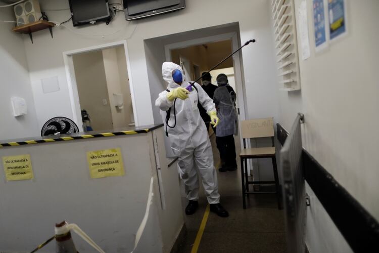 Un miembro de las fuerzas armadas desinfecta en un hospital en Brasilia, el 31 de marzo de 2020. (REUTERS/Ueslei Marcelino)