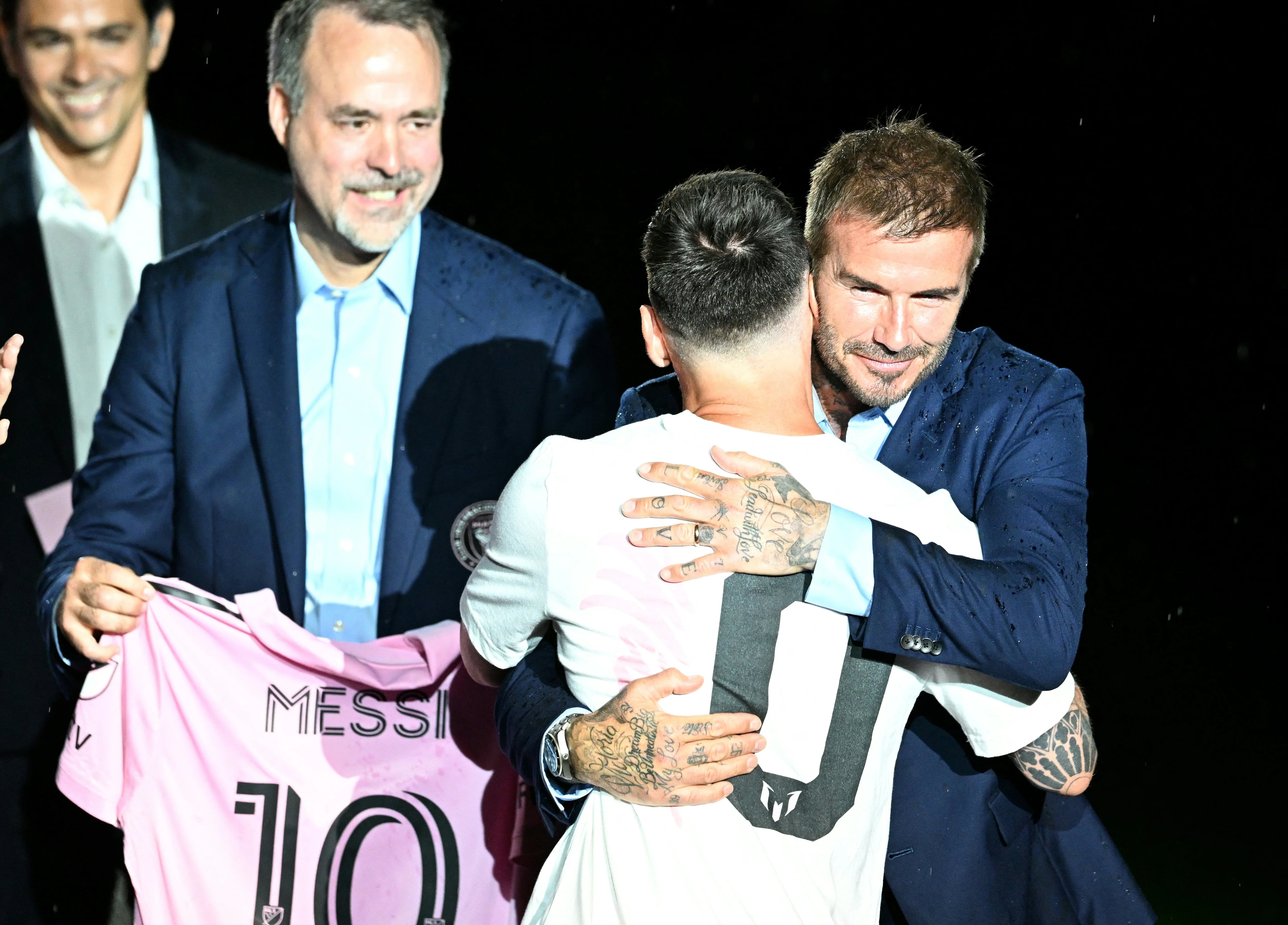 David Beckham abraza a Lionel Messi en su histórica fiesta de presentación como refuerzo de Inter Miami (Photo by CHANDAN KHANNA / AFP)