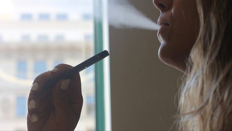 Un estudio que siguió a 32.000 estadounidenses durante tres años muestra que los consumidores de cigarrillos electrónicos aumentaron su riesgo de desarrollar las mismas enfermedades pulmonares crónicas que los fumadores comunes, según resultados publicados el lunes.