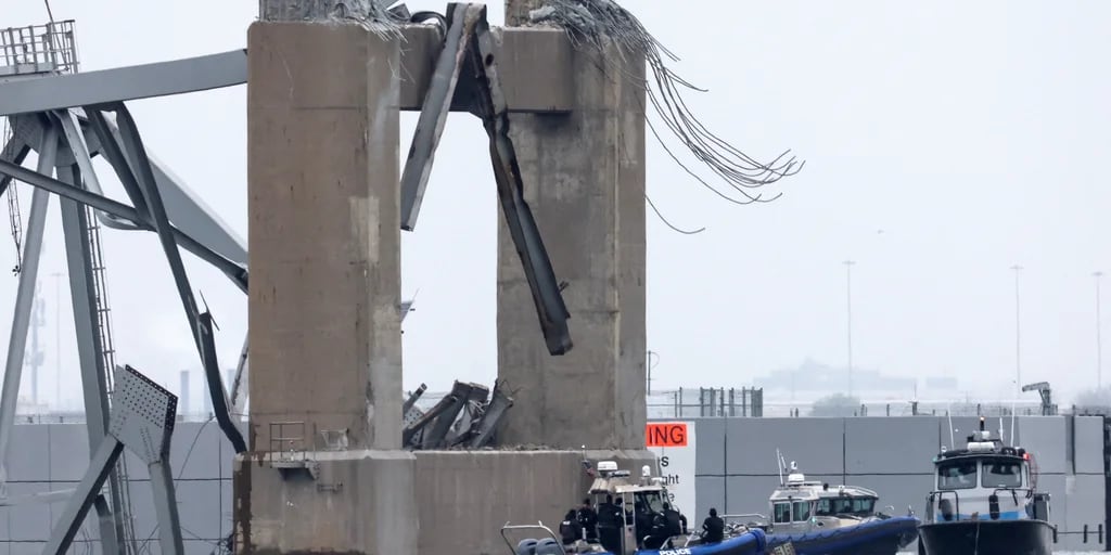 Colapso del puente en Baltimore: los investigadores ya tienen la “caja negra” del barco y buscan los cuerpos de los trabajadores
