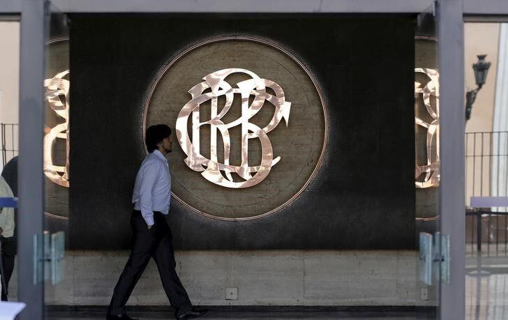 Imagen de archivo de un hombre caminando frente al logo del Banco Central de Perú, en Lima, Abril 7, 2015. REUTERS/Mariana Bazo