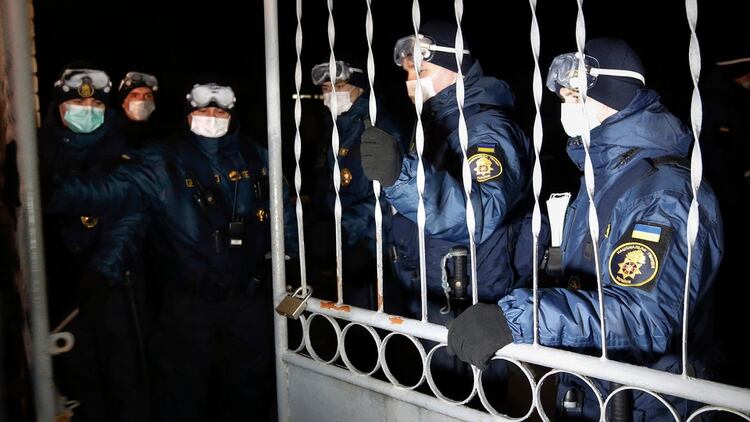 Soldados de la Guardia Nacional de Ucrania custodiaban a los setenta evacuados desde China (AP Photo/Efrem Lukatsky)
