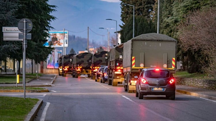 En Bérgamo, Italia, los camiones del Ejército llevan cientos de ataúdes de los muertos en la pandemia (Sergio Agazzi/Shutterstock) 