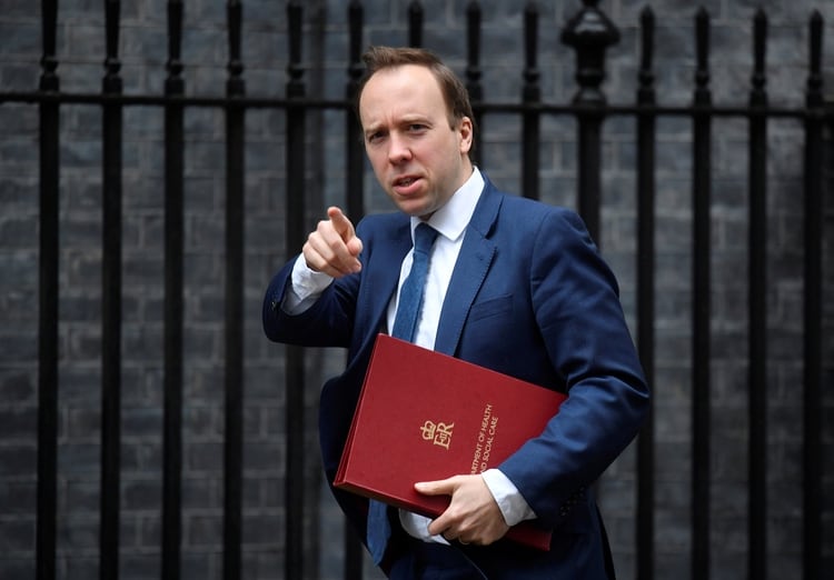 El secretario de Salud británico Matt Hancock llega a Downing Street, sede del gobierno del Reino Unido (REUTERS/Toby Melville)