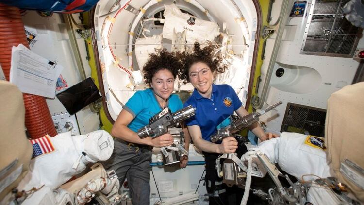 En una fotografía de la NASA, Jessica Meir, a la izquierda, y Christina Koch están a bordo de la Estación Espacial Internacional antes de su caminata espacial, el 17 de octubre de 2019