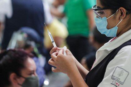 Un trabajador de la salud prepara una dosis de la vacuna de Pfizer-BioNTech contra COVID-19 (Foto: REUTERS / Henry Romero)