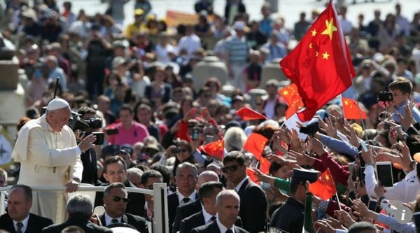 Francisco en la plaza San Pedro. Sus seguidores chinos constituyen una iglesia clandestina, y uno de los objetivos del papa es negociar con Beijing.