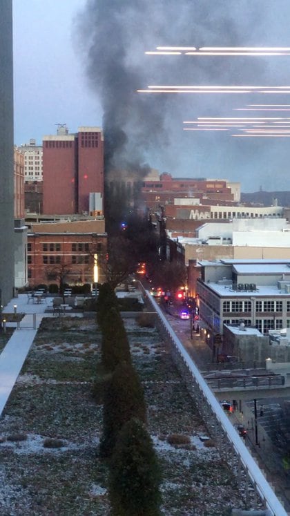 Oleadas de humo del lugar de la explosión  (Jeremy Schott vía REUTERS)